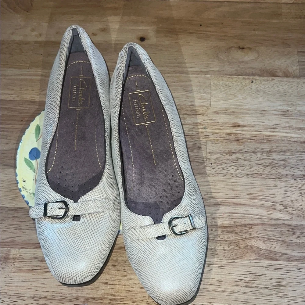 Clarks Women's Cream Textured Leather Ballet Flats with Buckle